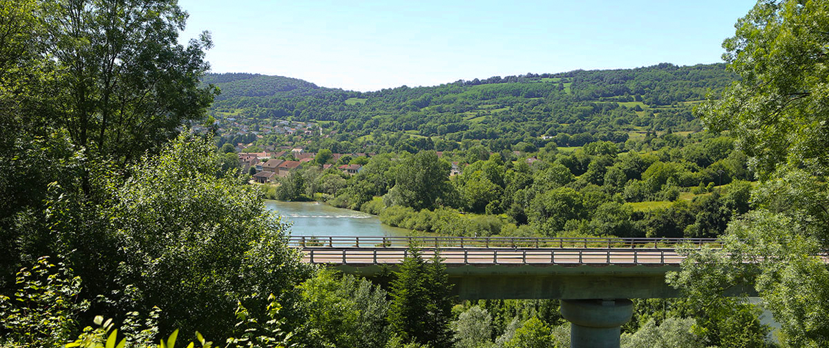 Un méandre de la Loue entre les coteaux boisés